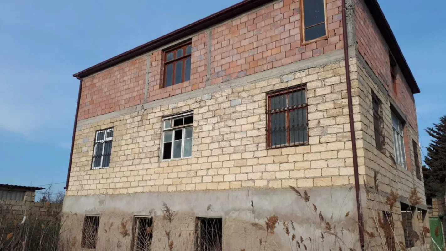 Satılır 6 otaqlı həyət evi 240 m²