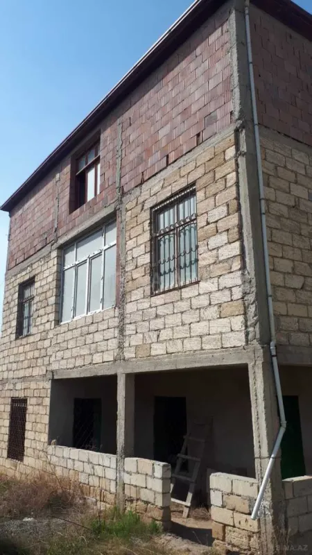 Satılır 6 otaqlı həyət evi 240 m²
