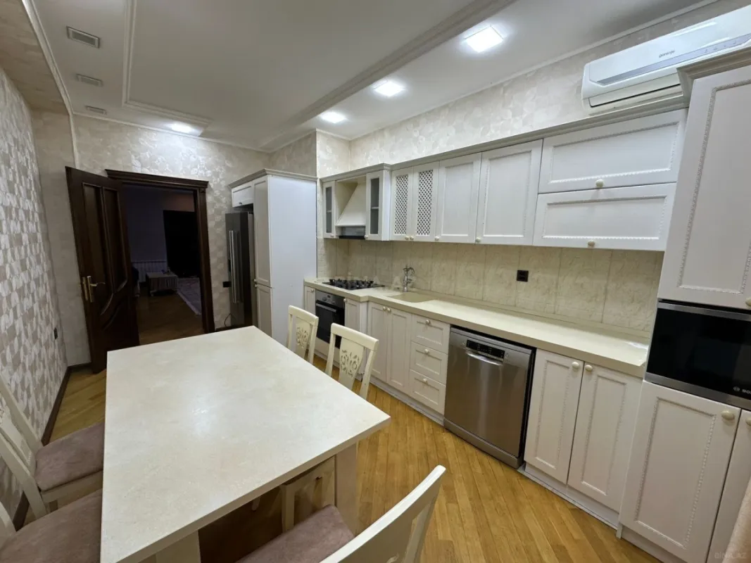 Kirayə verilir 4 otaqlı mənzil 200 m²