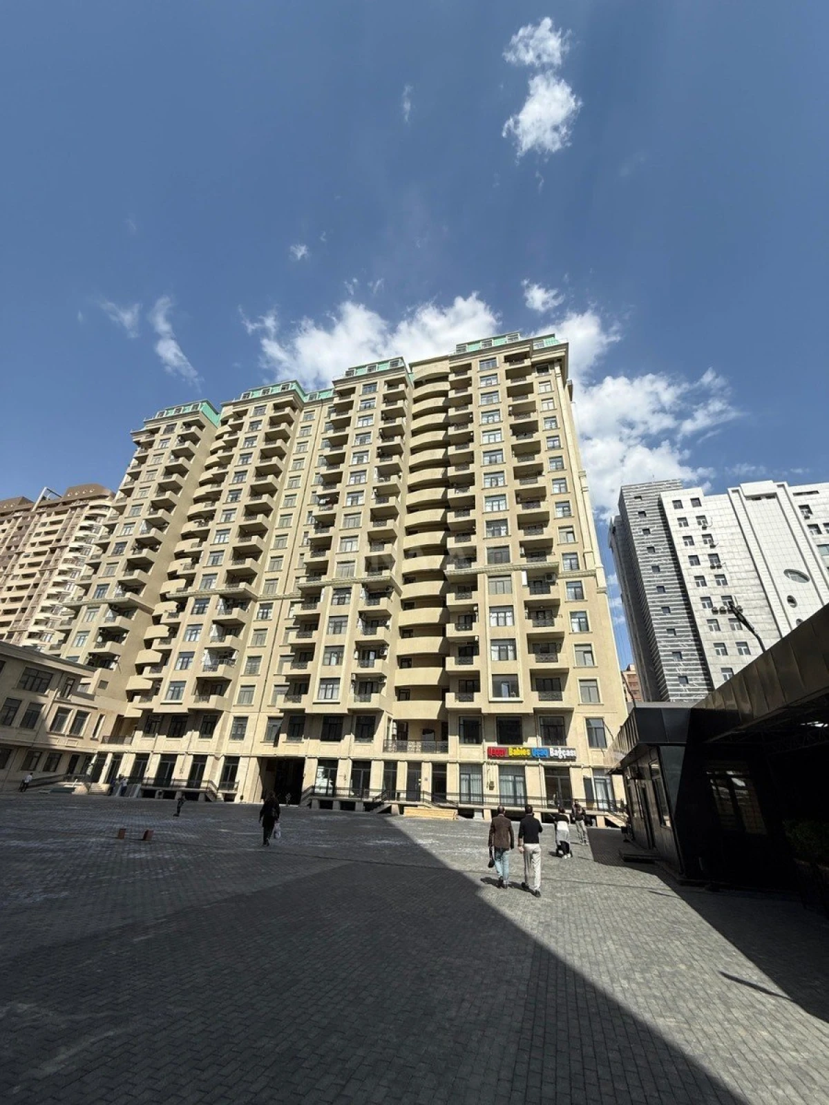 Satılır 4 otaqlı mənzil 178 m²