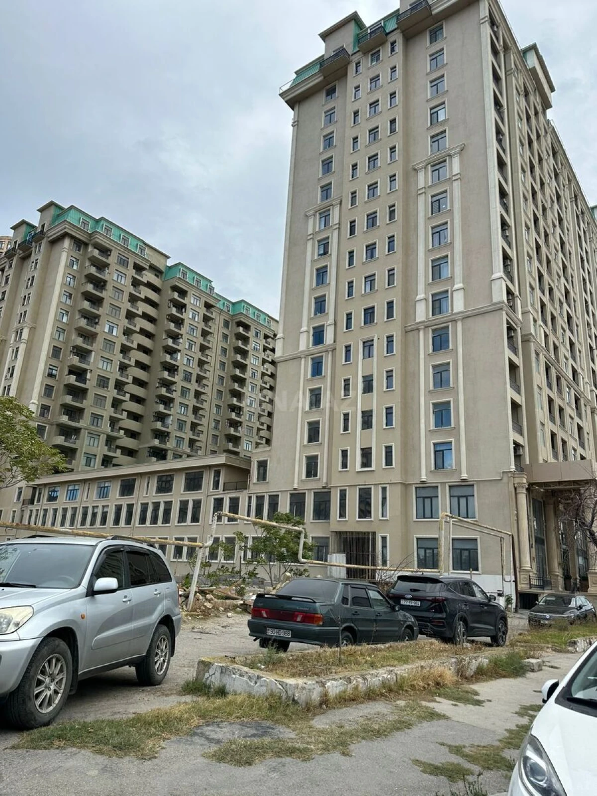 Satılır 4 otaqlı mənzil 178 m²