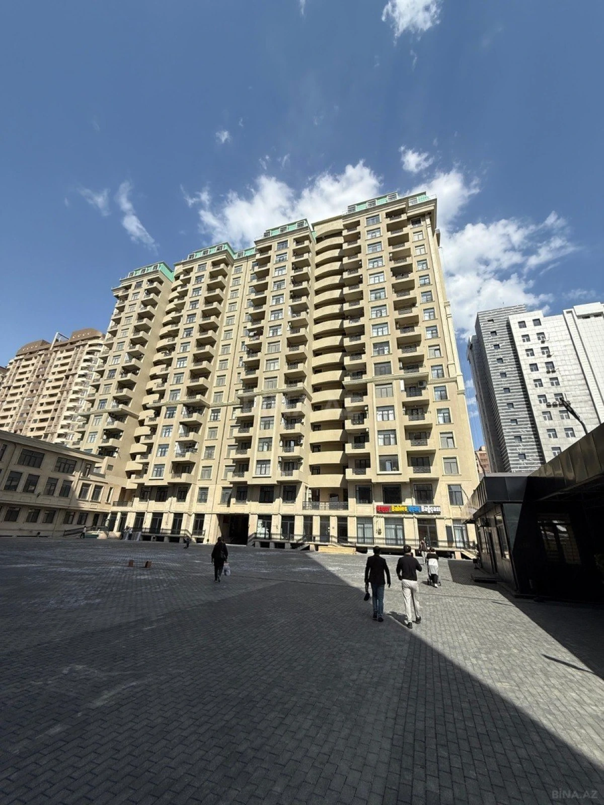 Satılır 4 otaqlı mənzil 178 m²