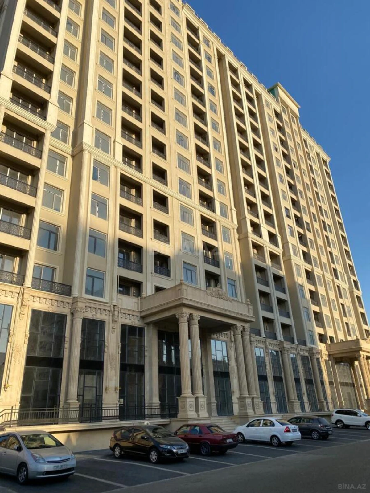 Satılır 4 otaqlı mənzil 178 m²