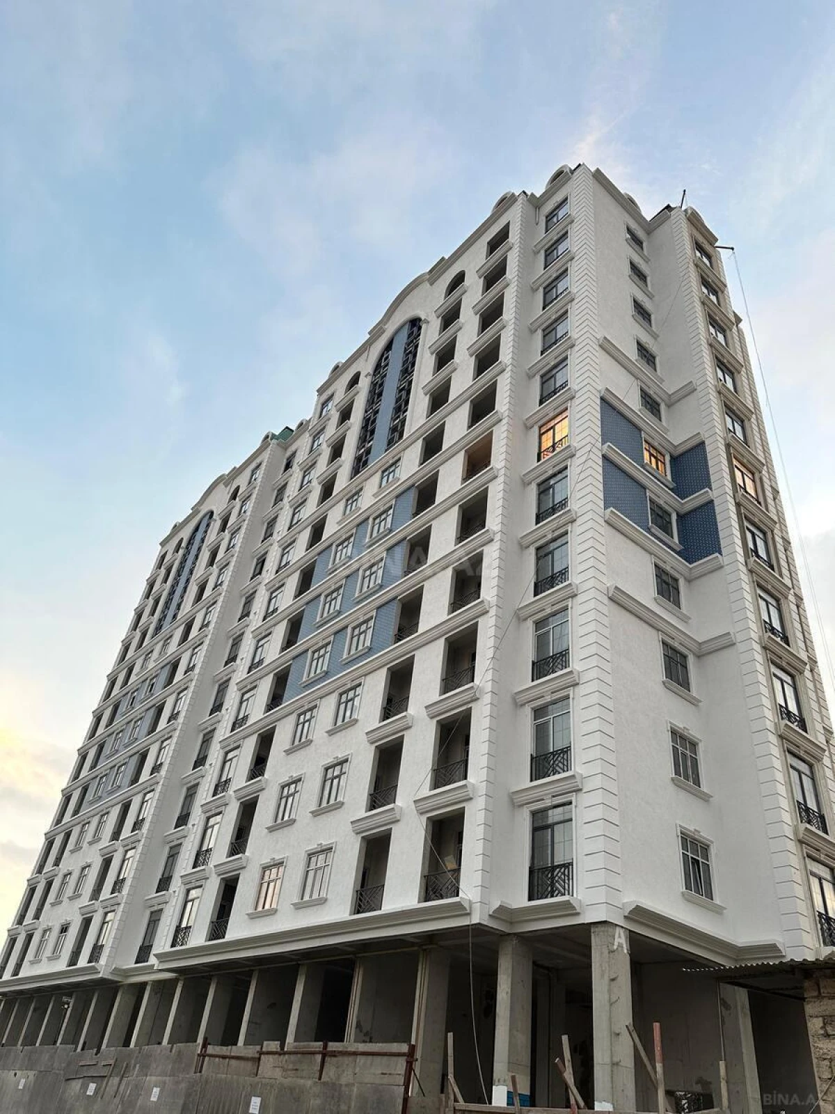 Satılır 4 otaqlı mənzil 141 m²