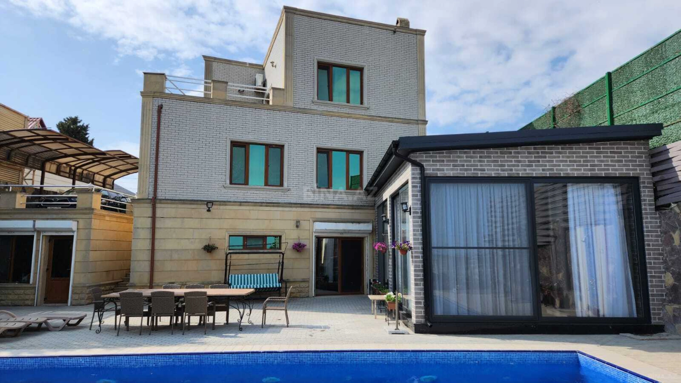 Satılır 5 otaqlı həyət evi 300 m²