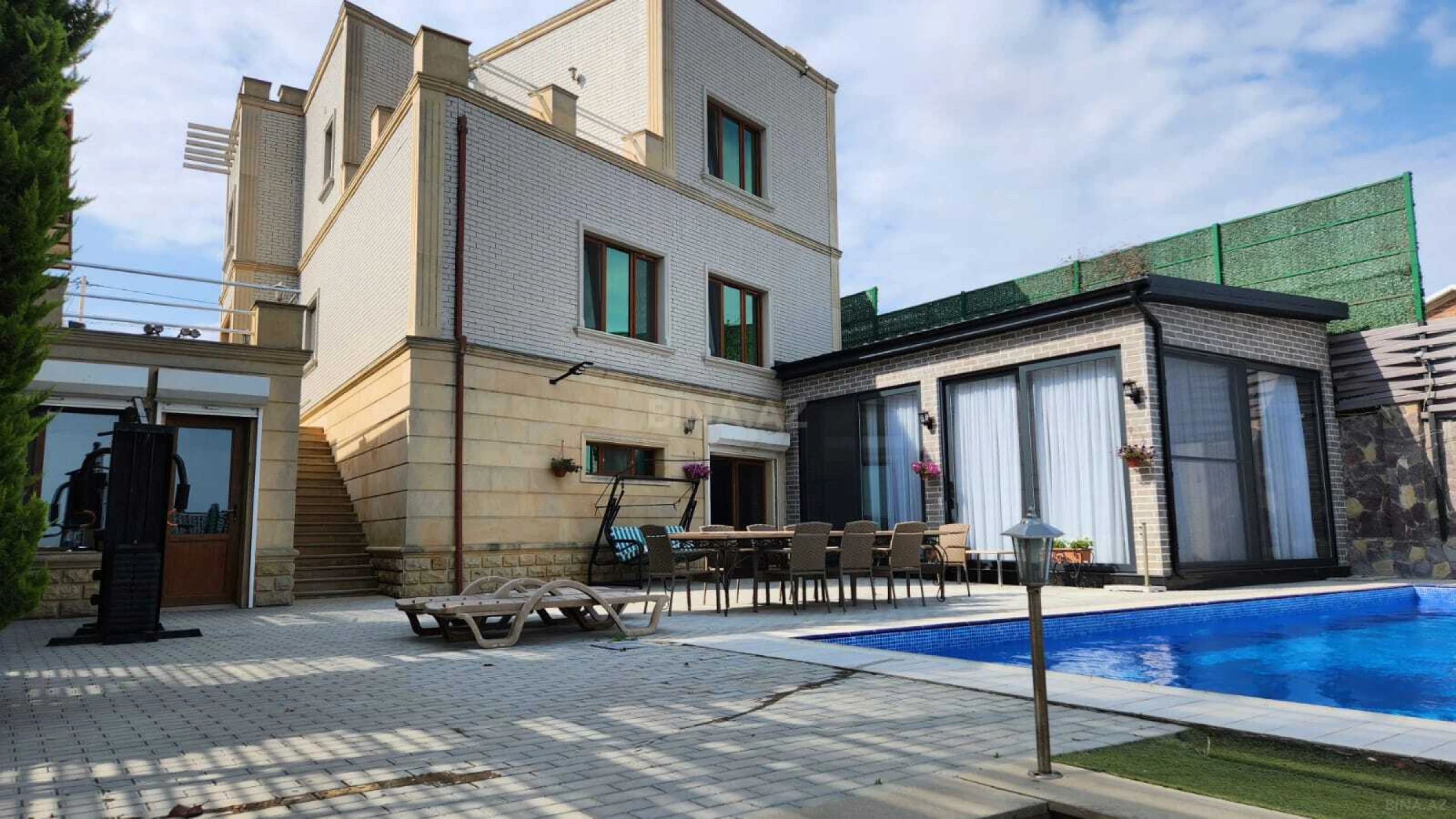 Satılır 5 otaqlı həyət evi 300 m²