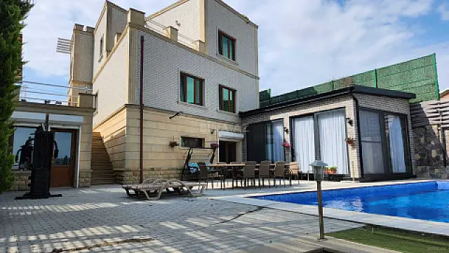 Satılır 5 otaqlı həyət evi 300 m²