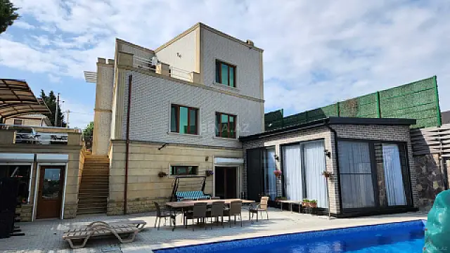 Satılır 5 otaqlı həyət evi 300 m²