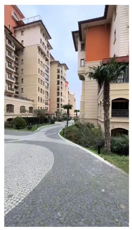 Satılır 4 otaqlı mənzil 210 m²