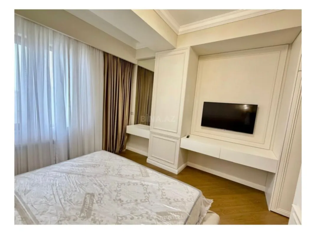 Satılır 4 otaqlı mənzil 210 m²