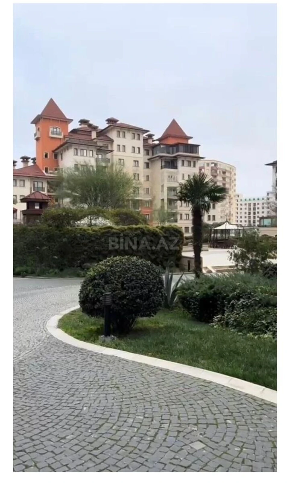Satılır 4 otaqlı mənzil 210 m²
