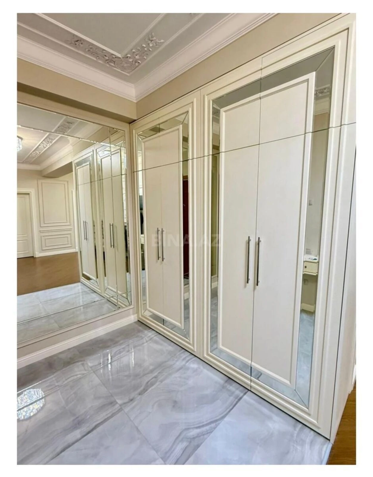 Satılır 4 otaqlı mənzil 210 m²