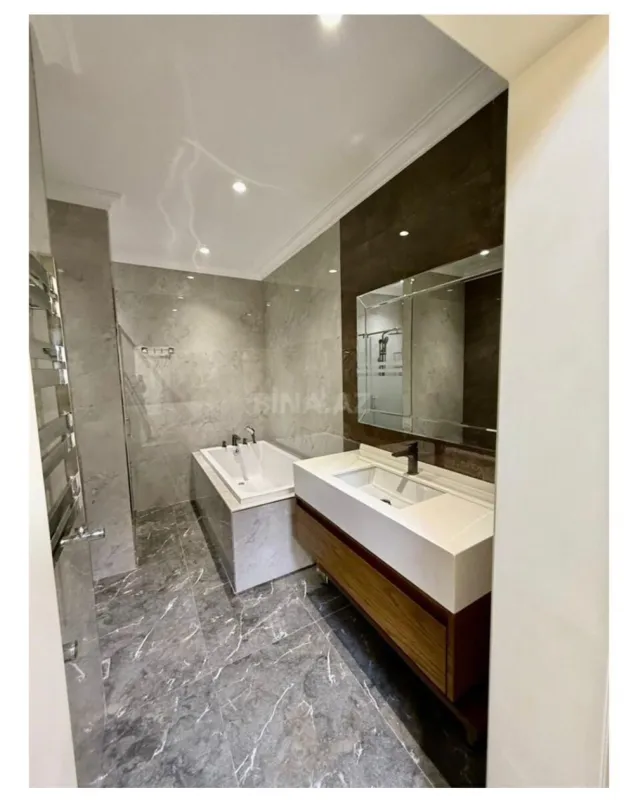 Satılır 4 otaqlı mənzil 210 m²