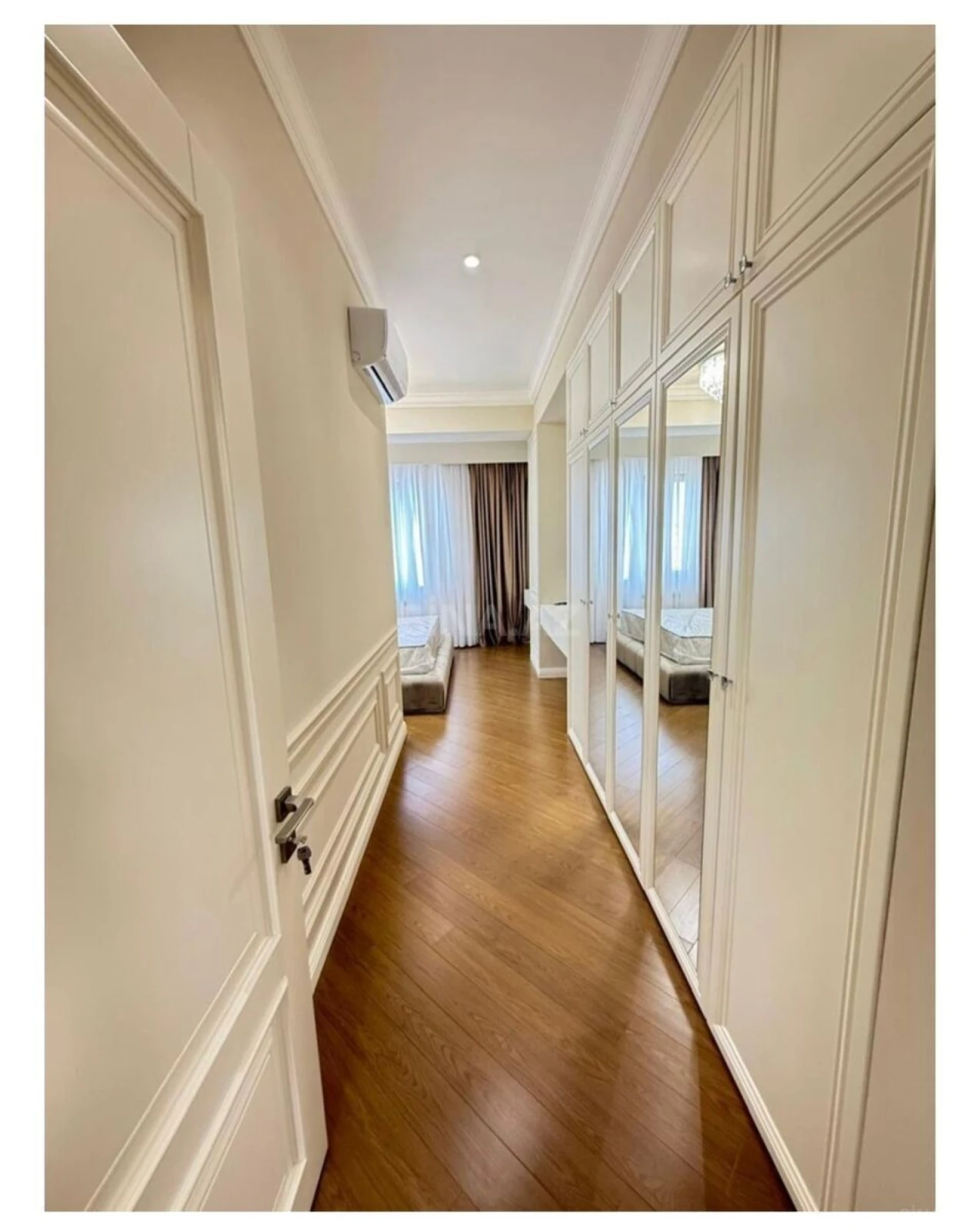 Satılır 4 otaqlı mənzil 210 m²