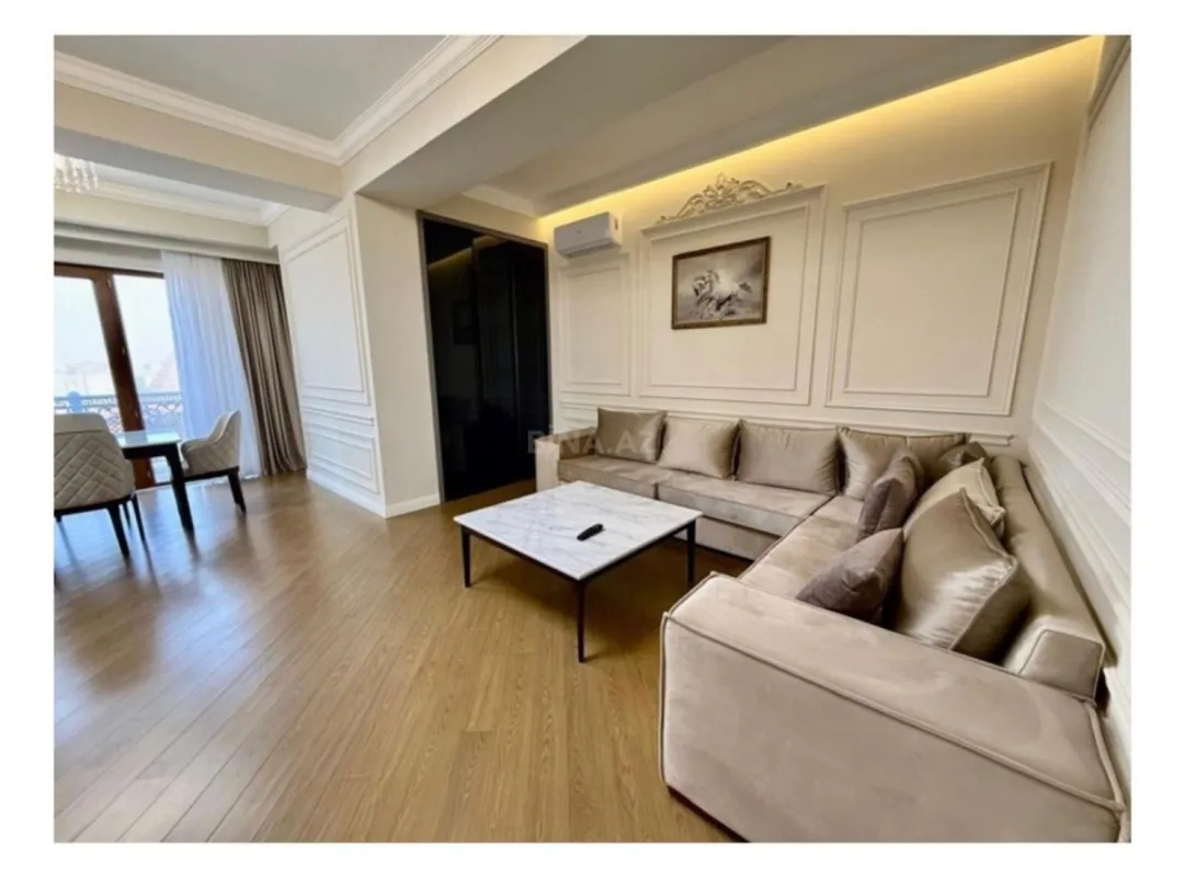Satılır 4 otaqlı mənzil 210 m²