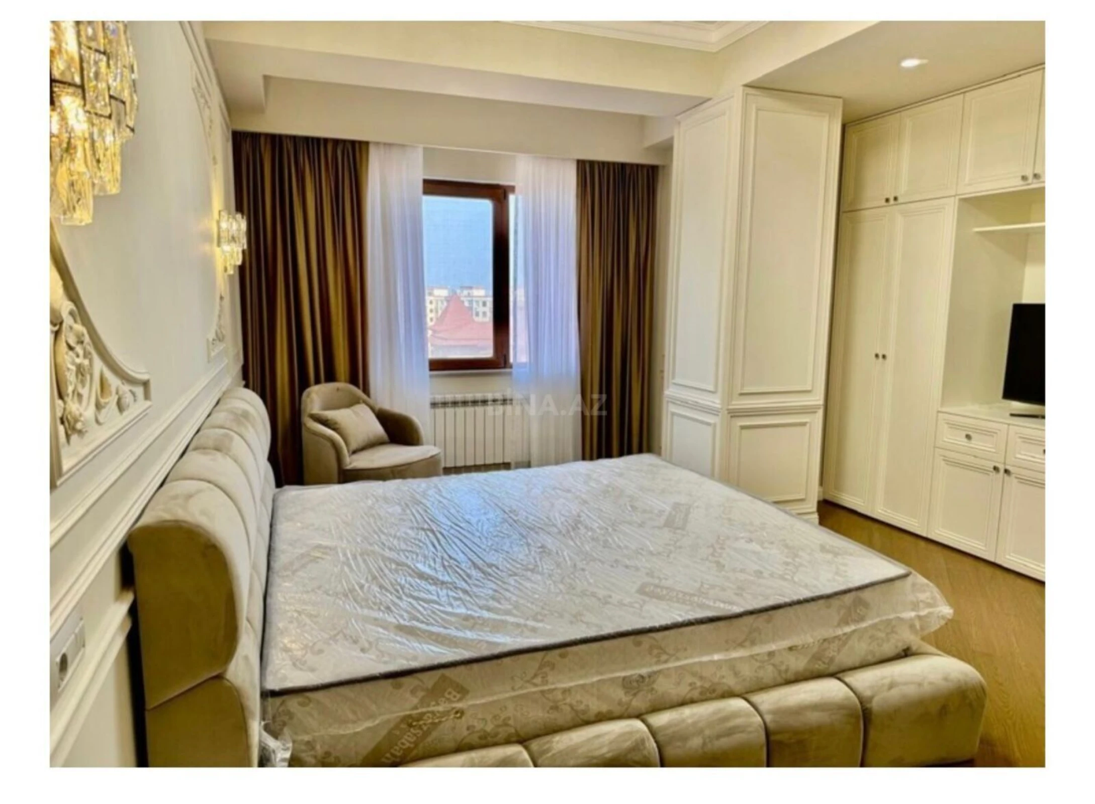 Satılır 4 otaqlı mənzil 210 m²