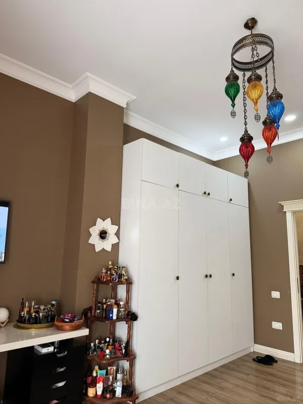 Satılır 4 otaqlı mənzil 157 m²