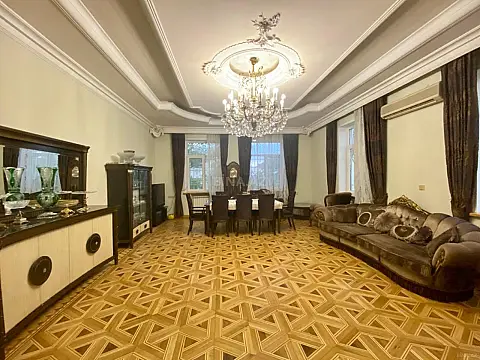 Satılır 10 otaqlı həyət evi 600 m²