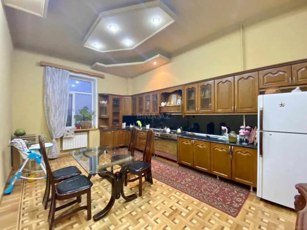 Satılır 10 otaqlı həyət evi 600 m²