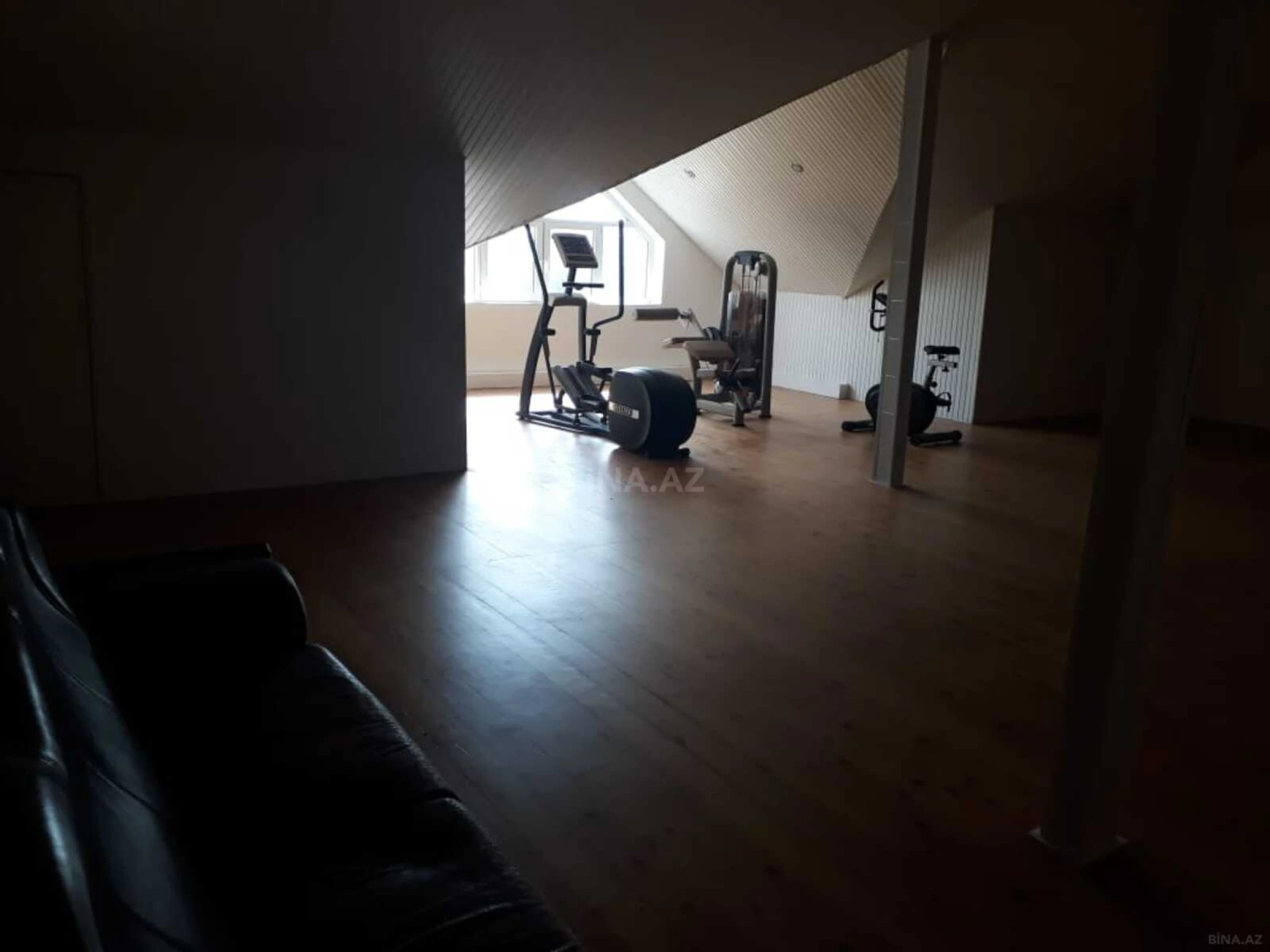 Satılır 10 otaqlı həyət evi 600 m²