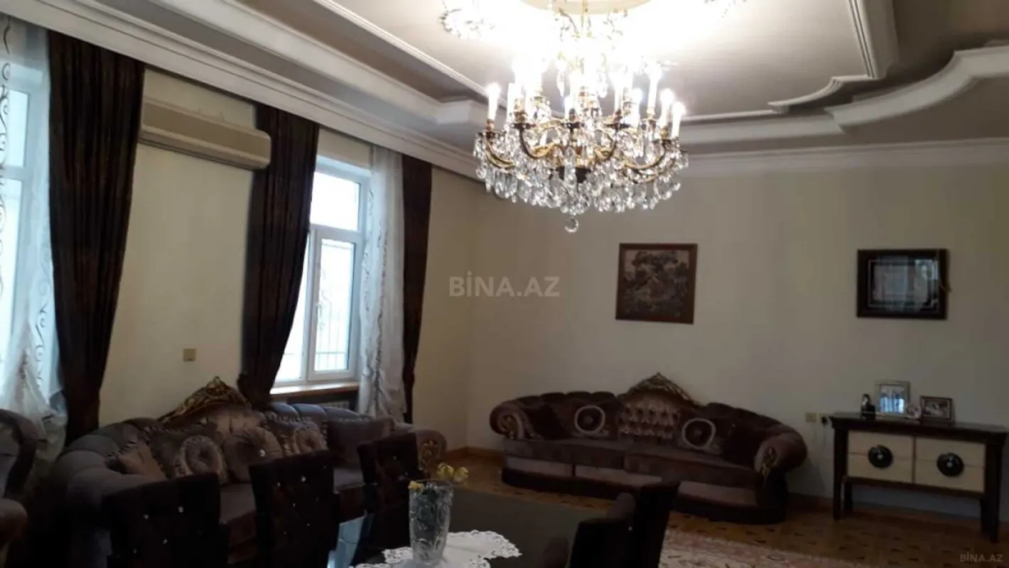 Satılır 10 otaqlı həyət evi 600 m²