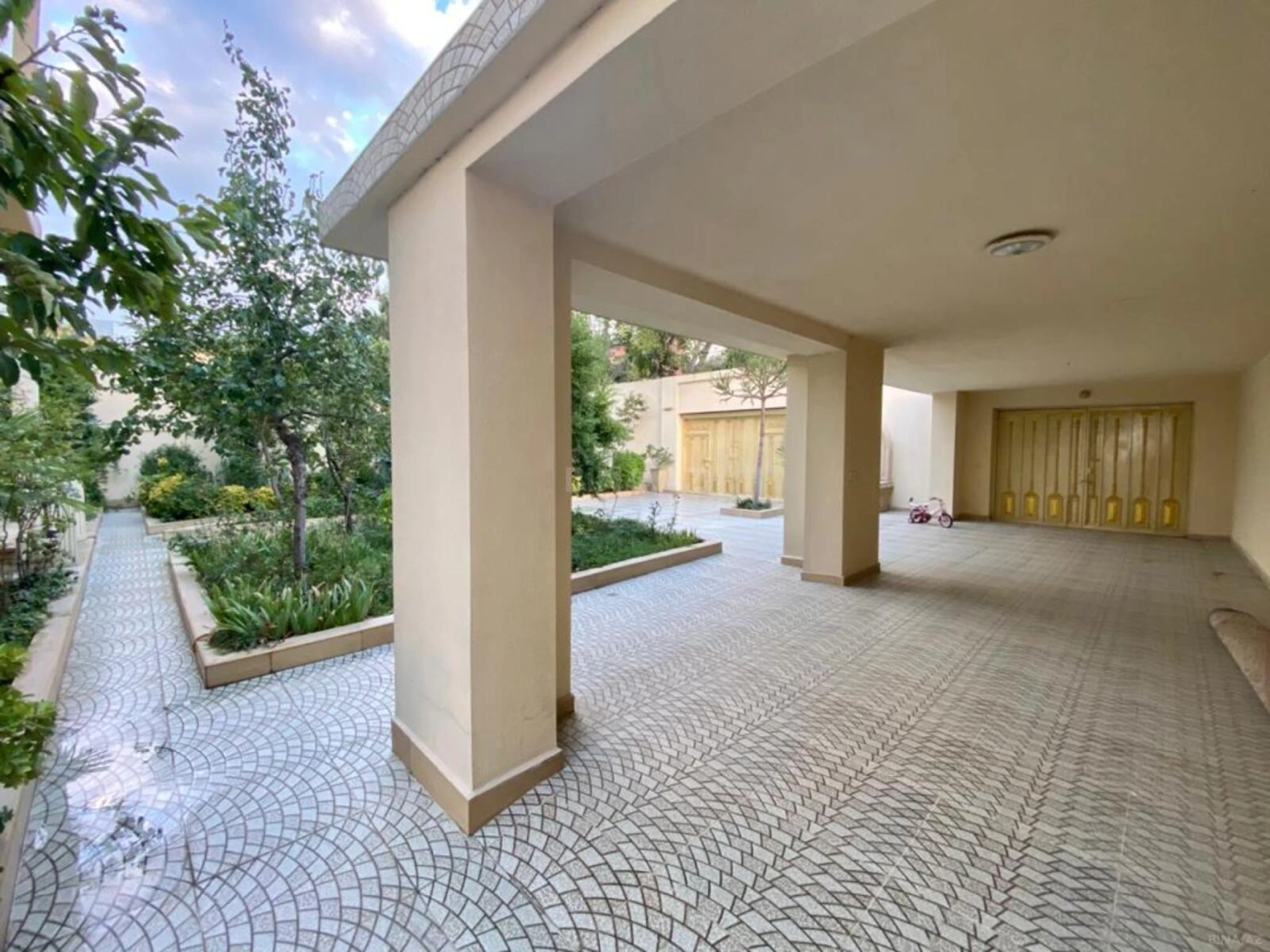 Satılır 10 otaqlı həyət evi 600 m²