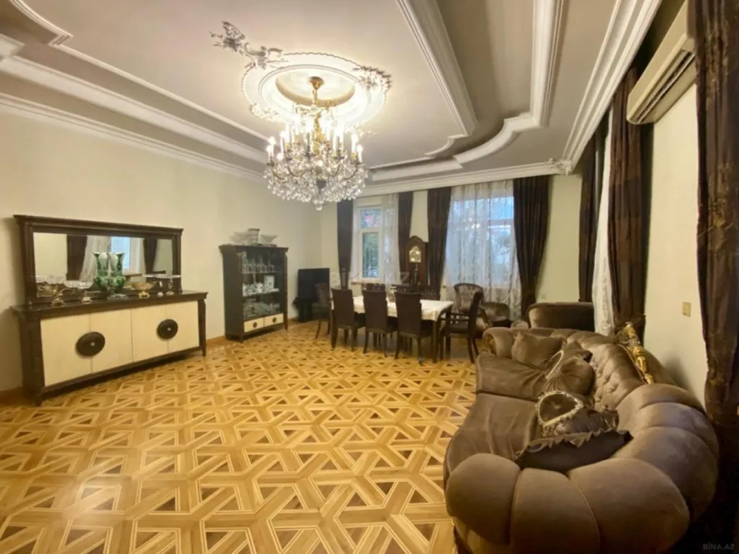 Satılır 10 otaqlı həyət evi 600 m²