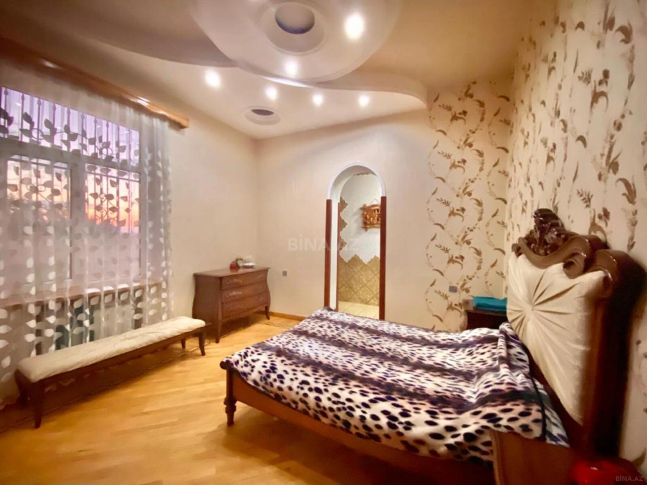 Satılır 10 otaqlı həyət evi 600 m²