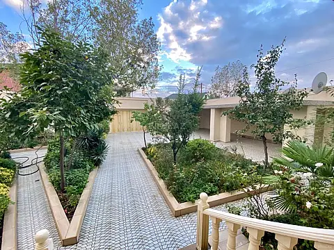 Satılır 10 otaqlı həyət evi 600 m²
