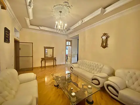 Satılır 10 otaqlı həyət evi 600 m²