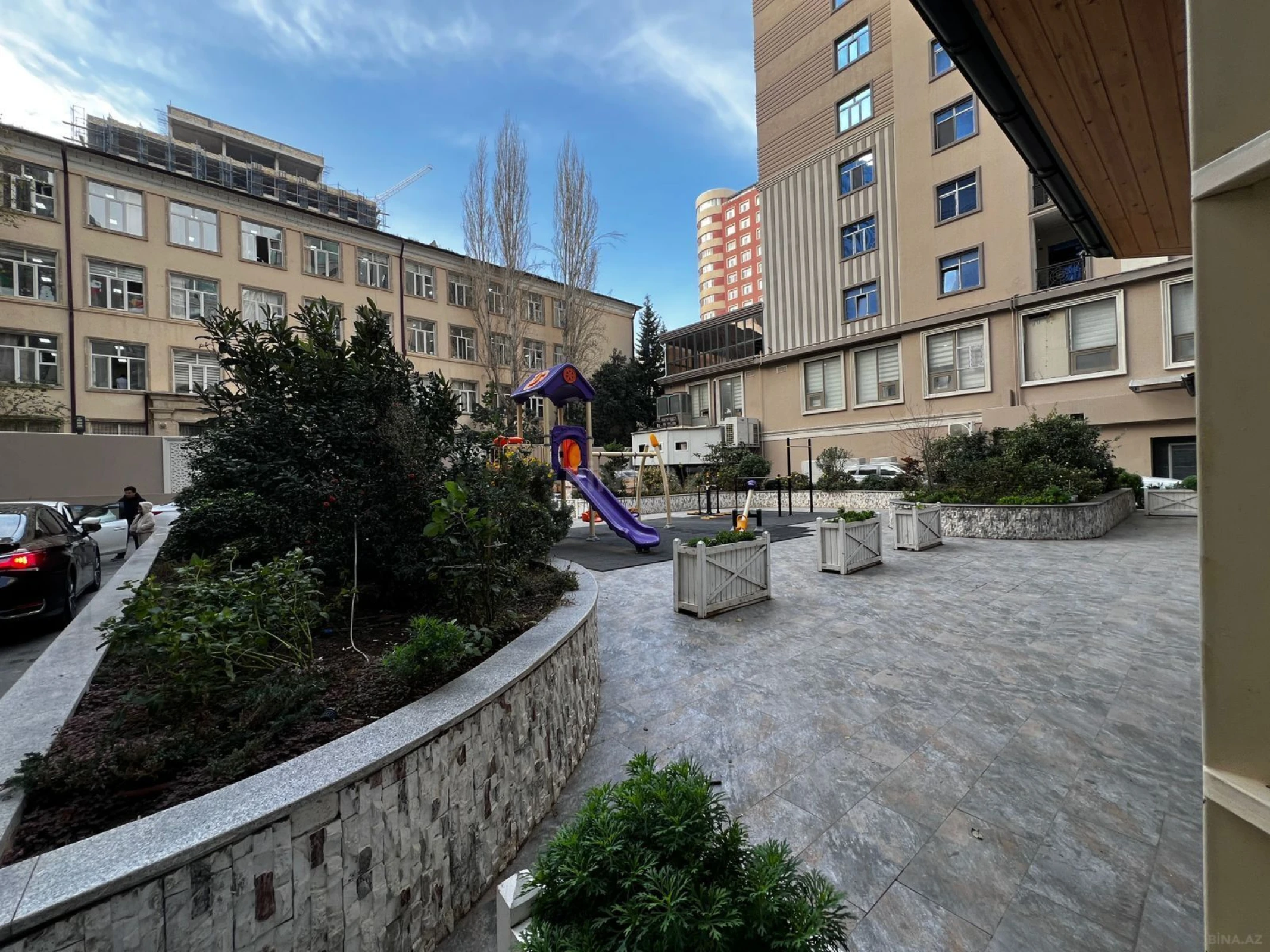 Satılır 5 otaqlı mənzil 235 m²