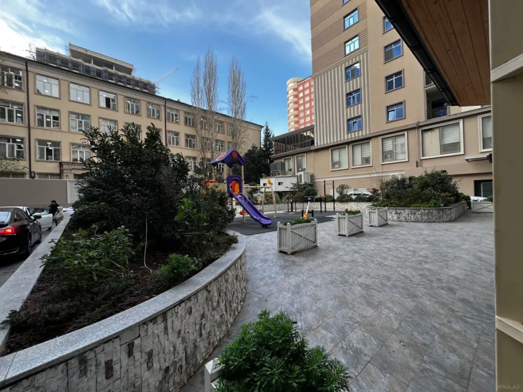 Satılır 5 otaqlı mənzil 235 m²