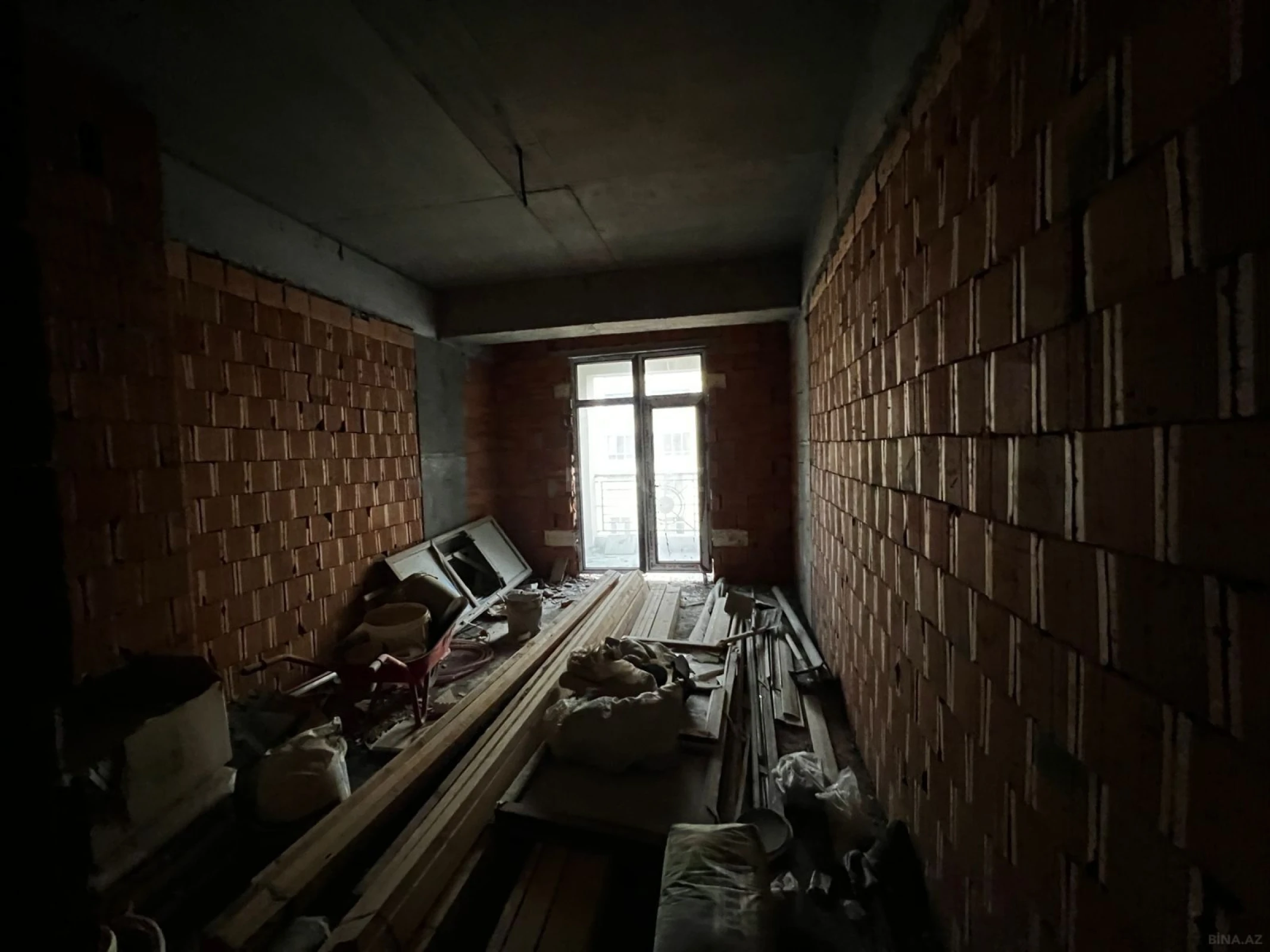 Satılır 5 otaqlı mənzil 235 m²