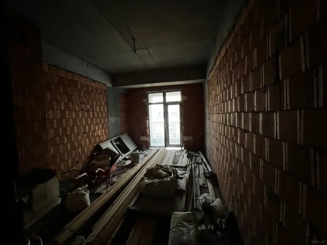 Satılır 5 otaqlı mənzil 235 m²