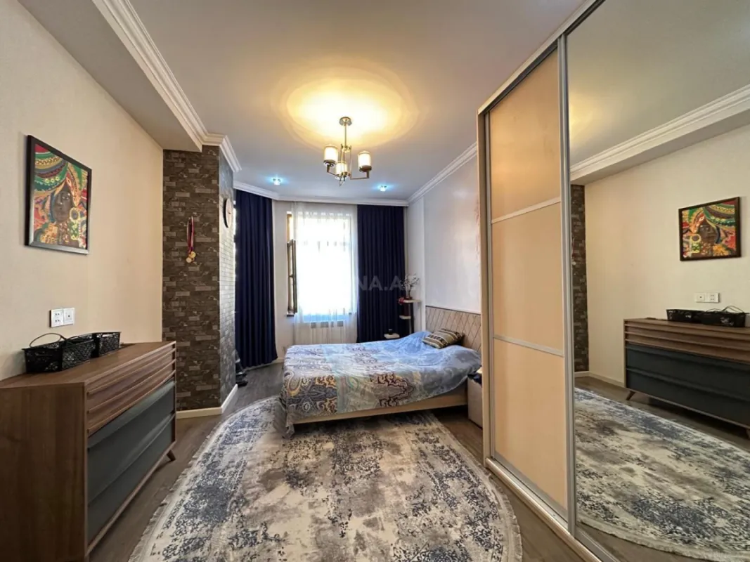 Satılır 3 otaqlı mənzil 137 m²