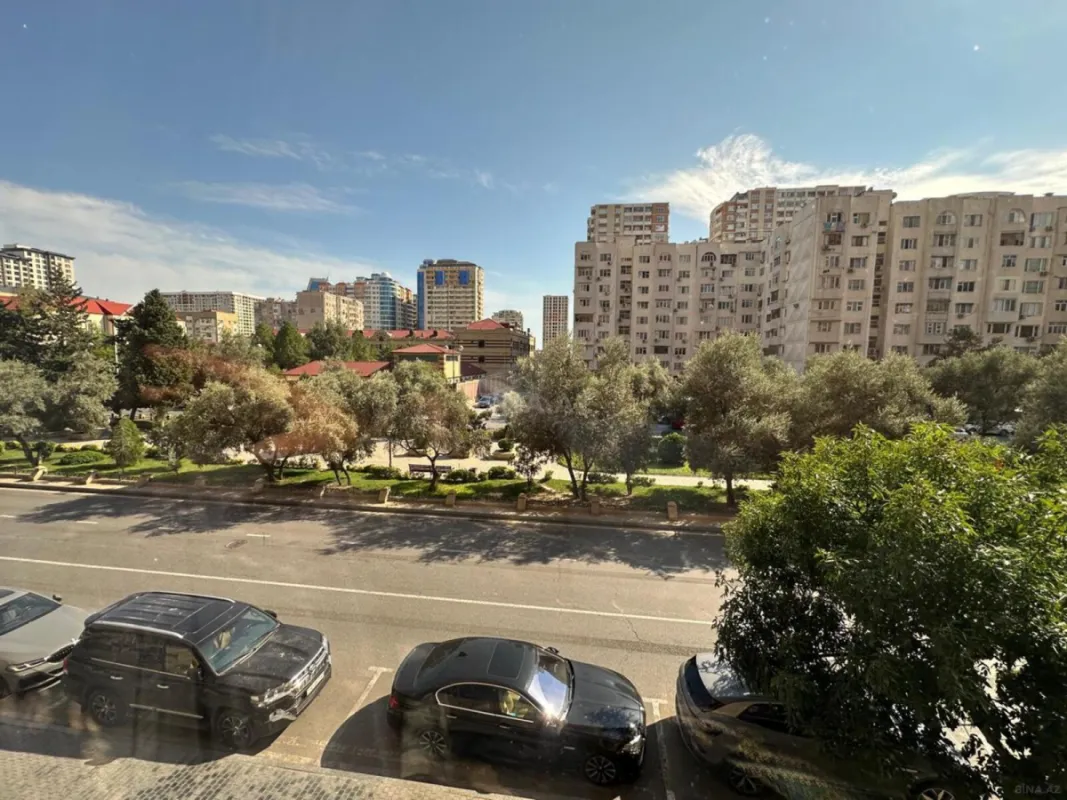 Satılır 3 otaqlı mənzil 137 m²