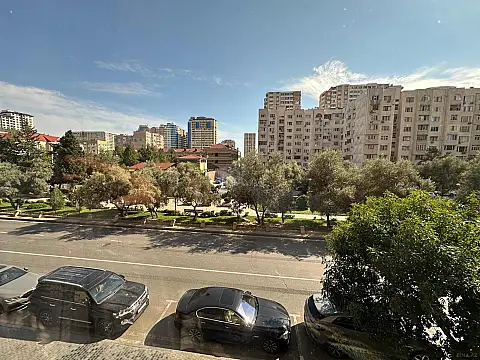 Satılır 3 otaqlı mənzil 137 m²