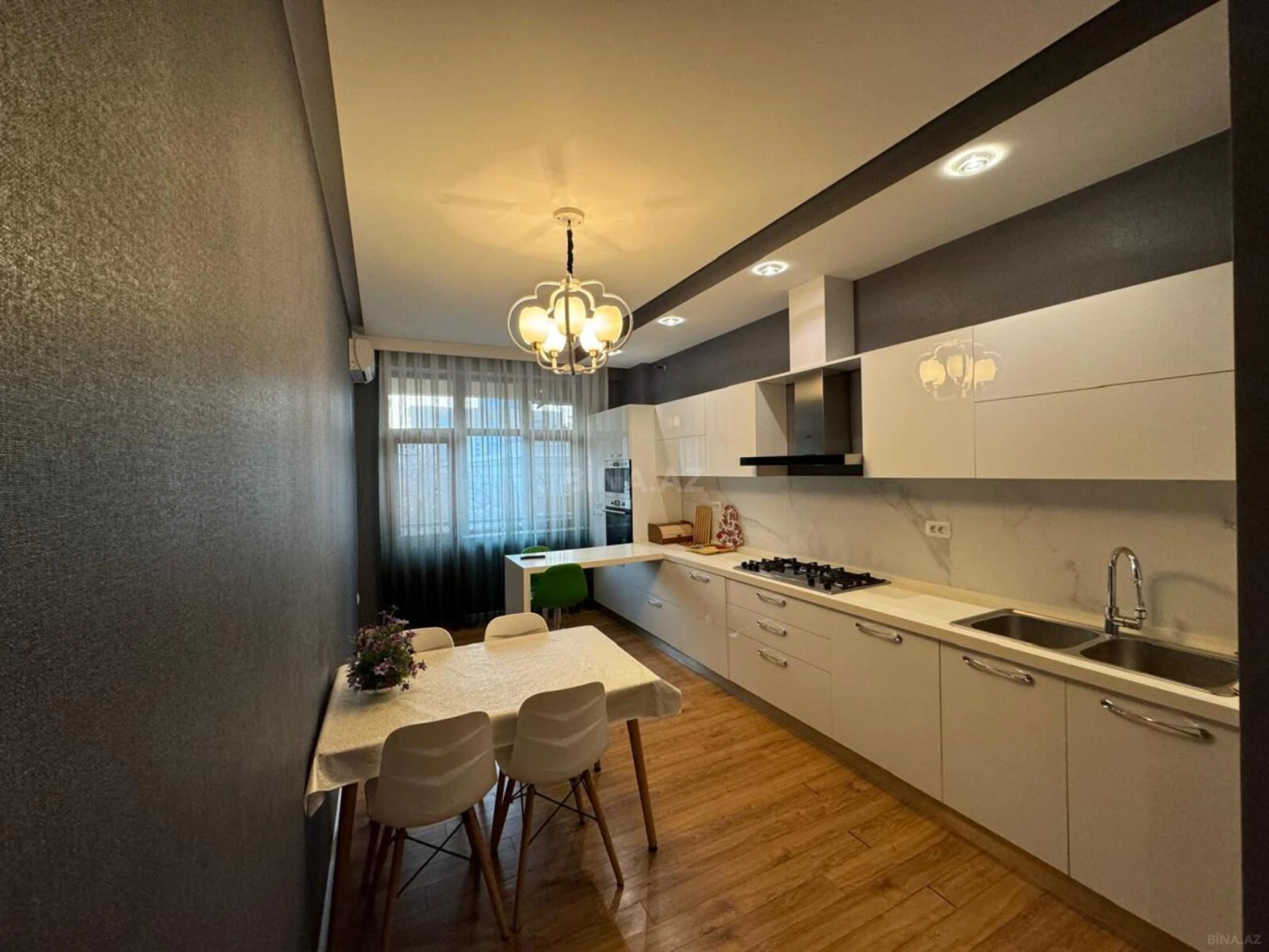 Kirayə verilir 3 otaqlı mənzil 145 m²