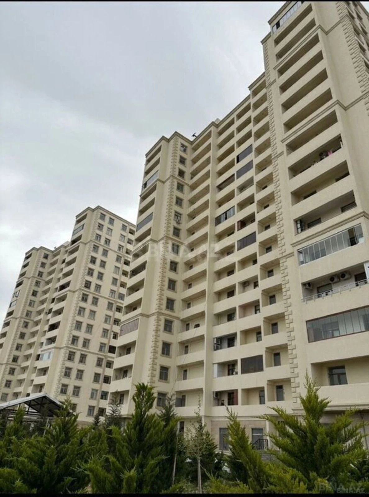 Satılır 3 otaqlı mənzil 122 m²