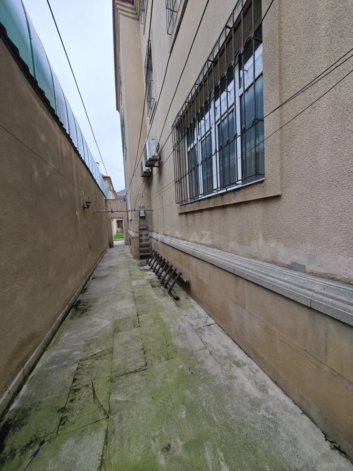 Satılır 12 otaqlı həyət evi 430 m²