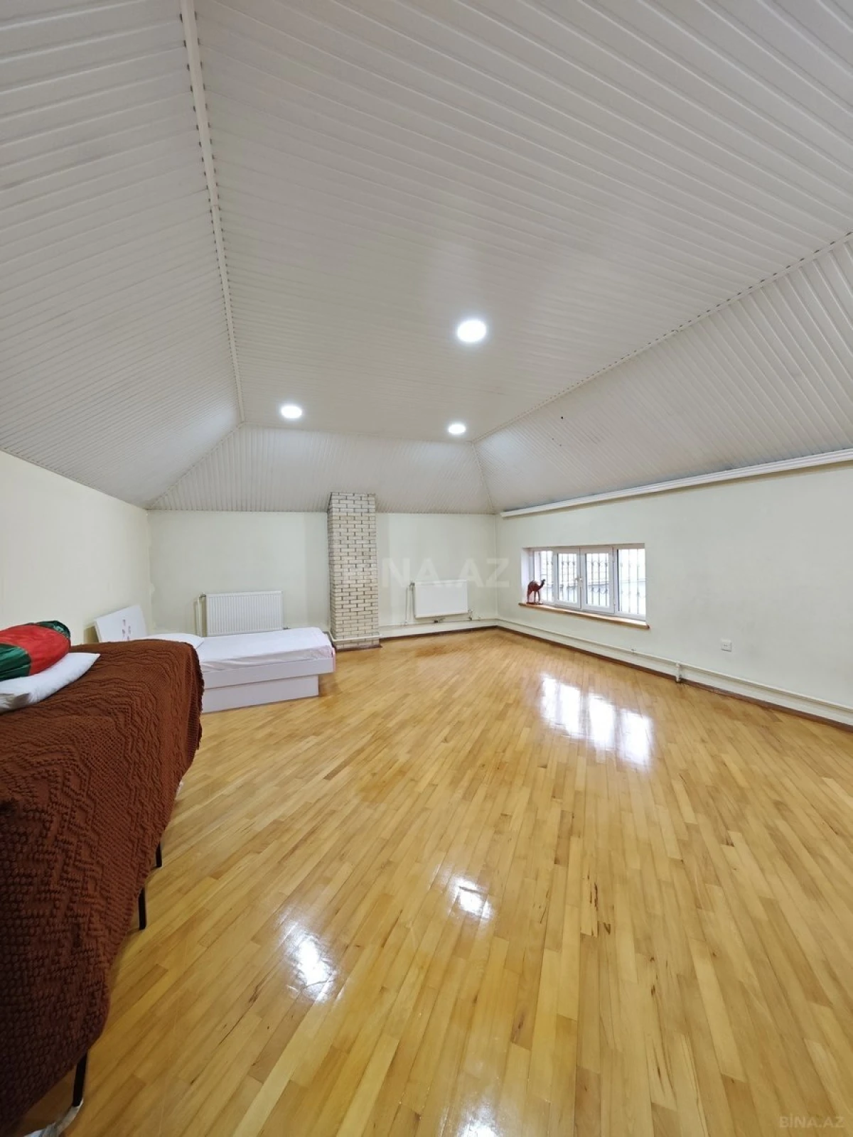 Satılır 12 otaqlı həyət evi 430 m²