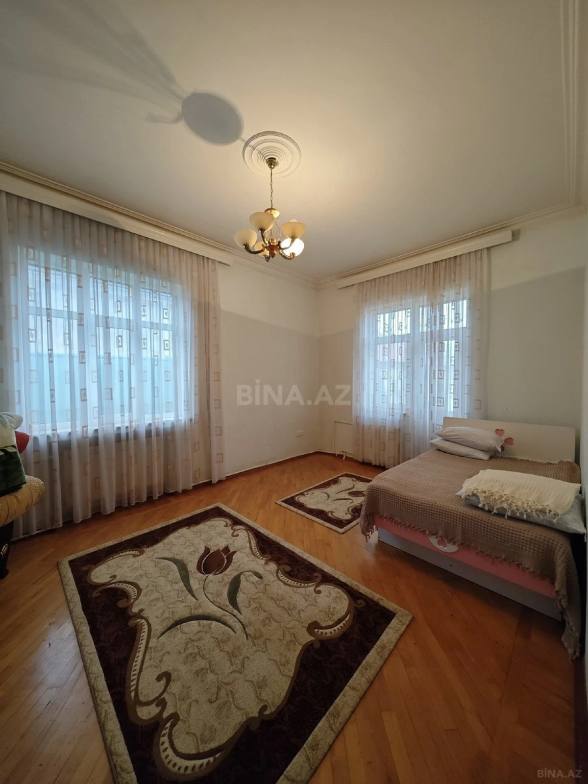 Satılır 12 otaqlı həyət evi 430 m²