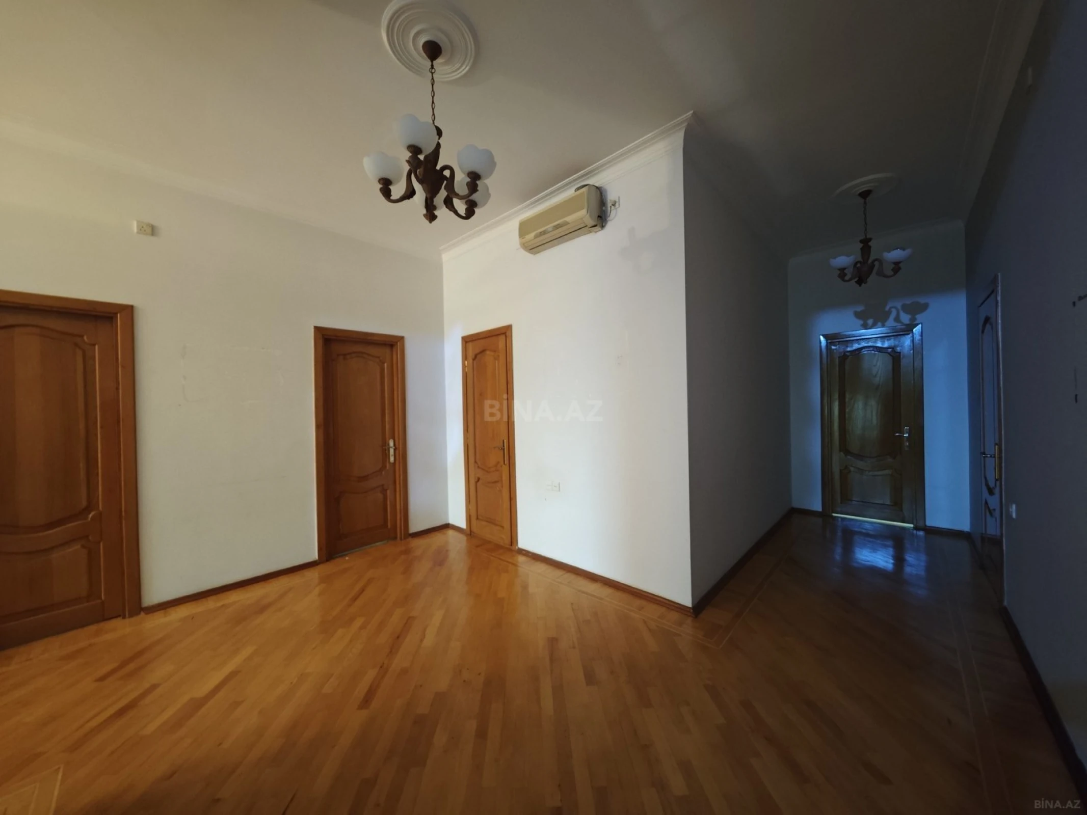 Satılır 12 otaqlı həyət evi 430 m²