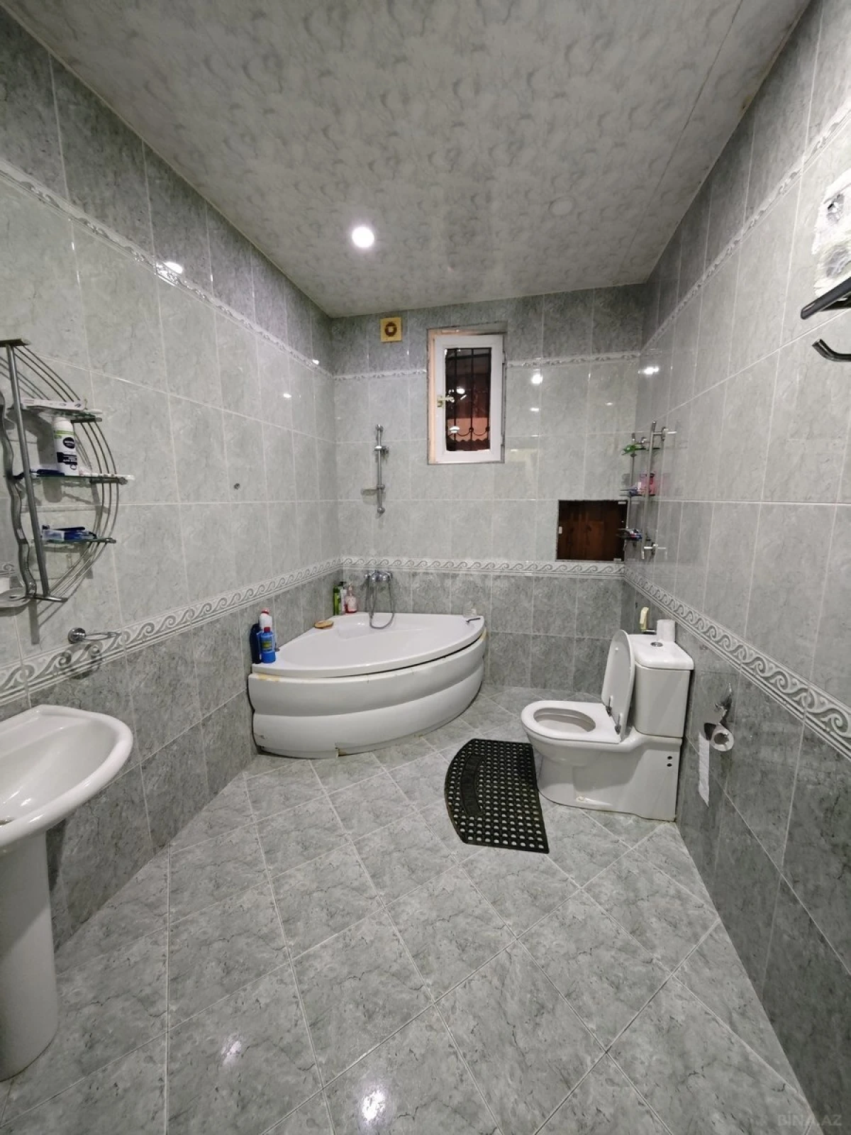 Satılır 12 otaqlı həyət evi 430 m²