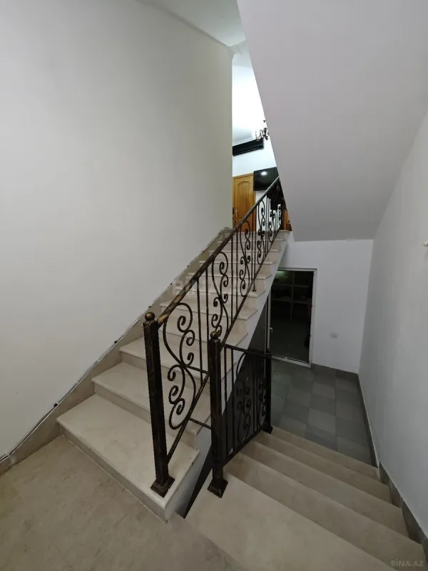 Satılır 12 otaqlı həyət evi 430 m²