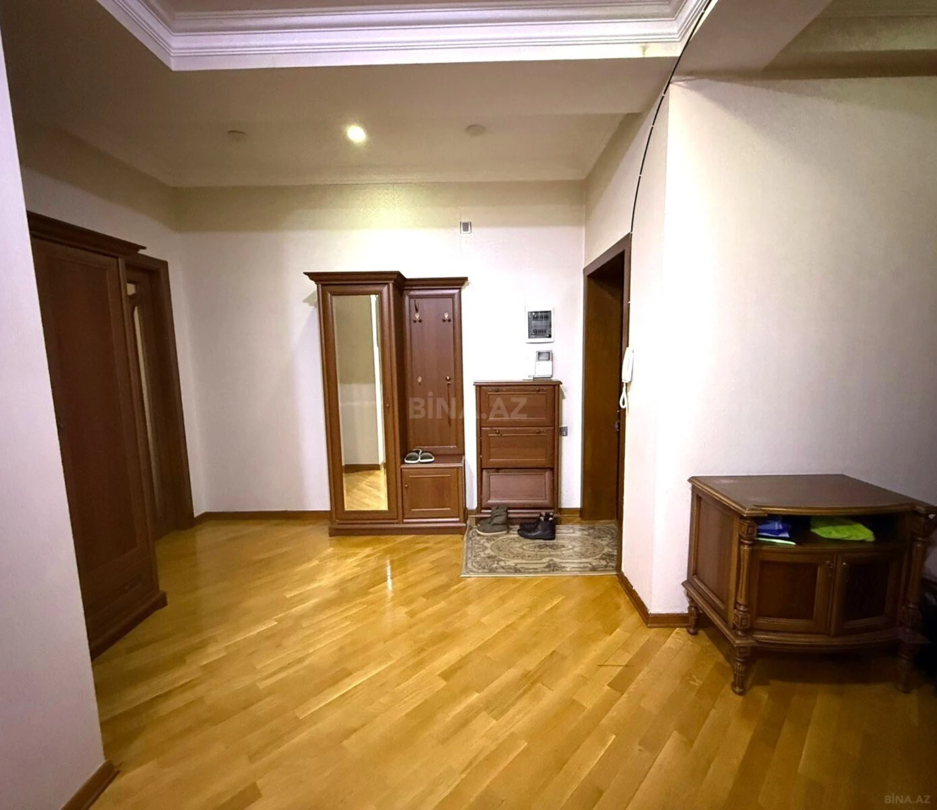 Satılır 4 otaqlı mənzil 138 m²