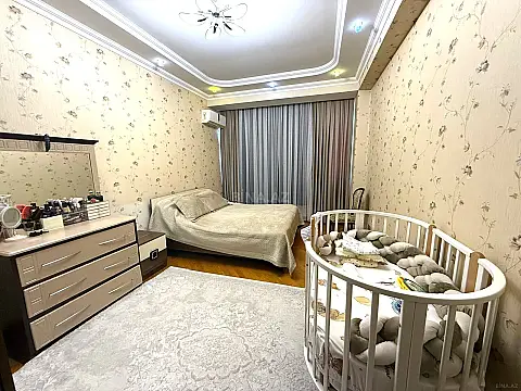 Satılır 4 otaqlı mənzil 138 m²