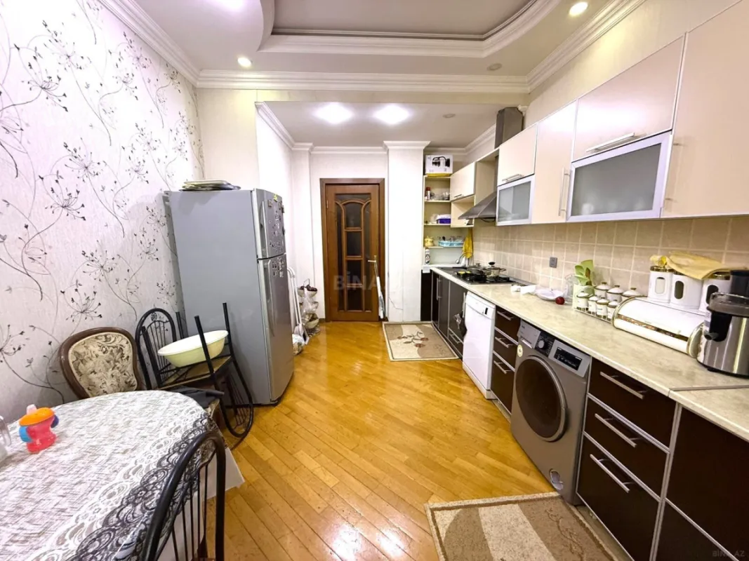Satılır 4 otaqlı mənzil 138 m²