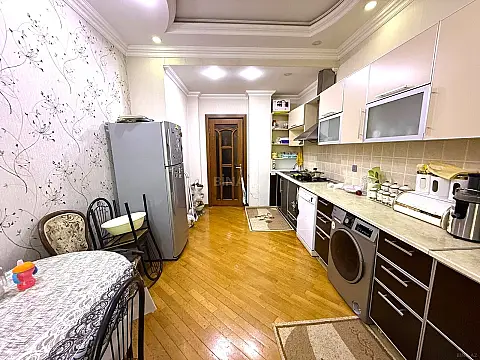 Satılır 4 otaqlı mənzil 138 m²