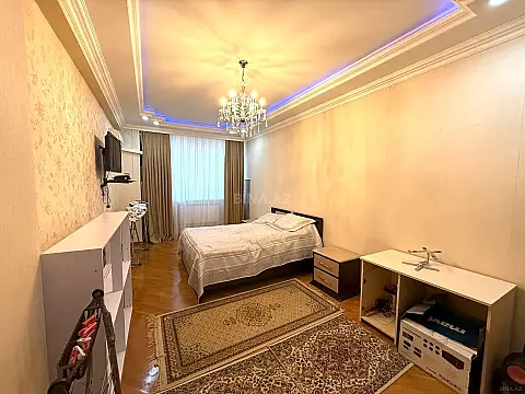 Satılır 4 otaqlı mənzil 138 m²